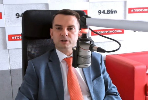 В Госдуме предложили пересмотреть систему начисления пенсий работающим пенсионерам  С инициативой в эфире радио «Говорит Москва» выступил председатель комитета по труду, соцполитике и делам ветеранов Ярослав Нилов.  По его словам, с 1 августа пенсия пересчитывается исходя из стажа работы. При этом пенсионер может получить максимум три страховых балла в отличии от общей нормы, по которой гражданин за год работы может рассчитывать на десять баллов.  «Почему для пенсионера три балла ввели ограничение? С одной стороны, это экономия — меньше расходов, но это несправедливо», — подчеркнул депутат.  Он считает, что работающие пенсионеры должны получать полноценную пересчитанную пенсию в зависимости от того, какое реальное количество баллов они заработали.  Стоимость одного индивидуального балла в 2025-м составляет 145,69 рубля.    Подпишись на «Говорит Москва»