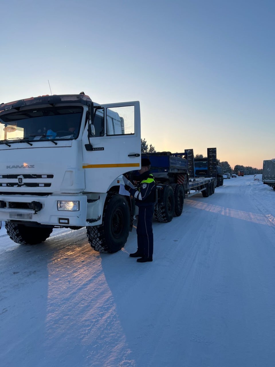 ‍ Пуровские автоинспекторы провели выездное обследование автодороги «Тарко-Сале-Пурпе».  6 февраля, в целях профилактики и предупреждения дорожно-транспортных происшествий, сотрудниками Госавтоинспекции был осуществлён выезд на автодорогу «Тарко-Сале-Пурпе», во время которого было проверено более 25 транспортных средств, а также выявлено 3 административных правонарушения, из них 2 нарушения за управление транспортным средством при наличии неисправностей и 1 нарушение за повреждение дорог, которое создаёт угрозу безопасности дорожного движения, а равно умышленное создание помех в дорожном движении. Также вынесено определение о возбуждении административного производства по ч. 1 ст. 12.34 КоАП РФ «Несоблюдение требований по обеспечению безопасности дорожного движения при строительстве, реконструкции, ремонте и содержании дорог».   Помимо выявления нарушений, со всеми участниками дорожного движения проводились профилактические беседы о важности соблюдения ПДД, а также разъяснялись последствия нарушения установленных правил дорожной безопасности.     #мвдроссии #полиция #гибддянао #гибдд #янао #пуровскийрайон