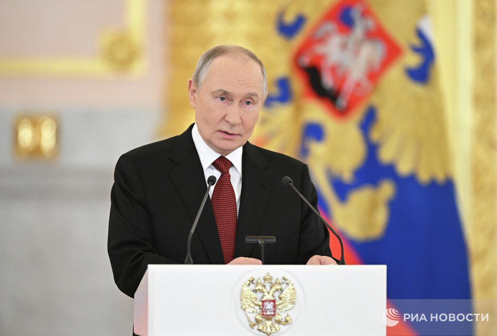 Мир не наступает сам его строят причем каждый день Главные заявления Путина на церемонии вручения верительных грамот Россия продолжит последовательно добиваться поставленных целей пока Украина не выражает готовность к урегулированию Мирное урегулирование на Украине должно быть достигнуто чем скорее тем лучше Предложил вернуться к обсуждению предложений России по справедливой архитектуре безопасности что помогло бы урегулировать кризис на Украине Россия готова к восстановлению необходимого уровня отношений с европейскими странами Россия искренне привержена идеалам многополярного миропорядка и выступает за укрепление центральной роли ООН в мировых делах Ситуация в современном мире все больше деградирует Дипломатия все чаще подменяется односторонними действиями вместо диалога звучит монолог тех кто считает допустимым отдавать приказы Подписаться на РИА Новости