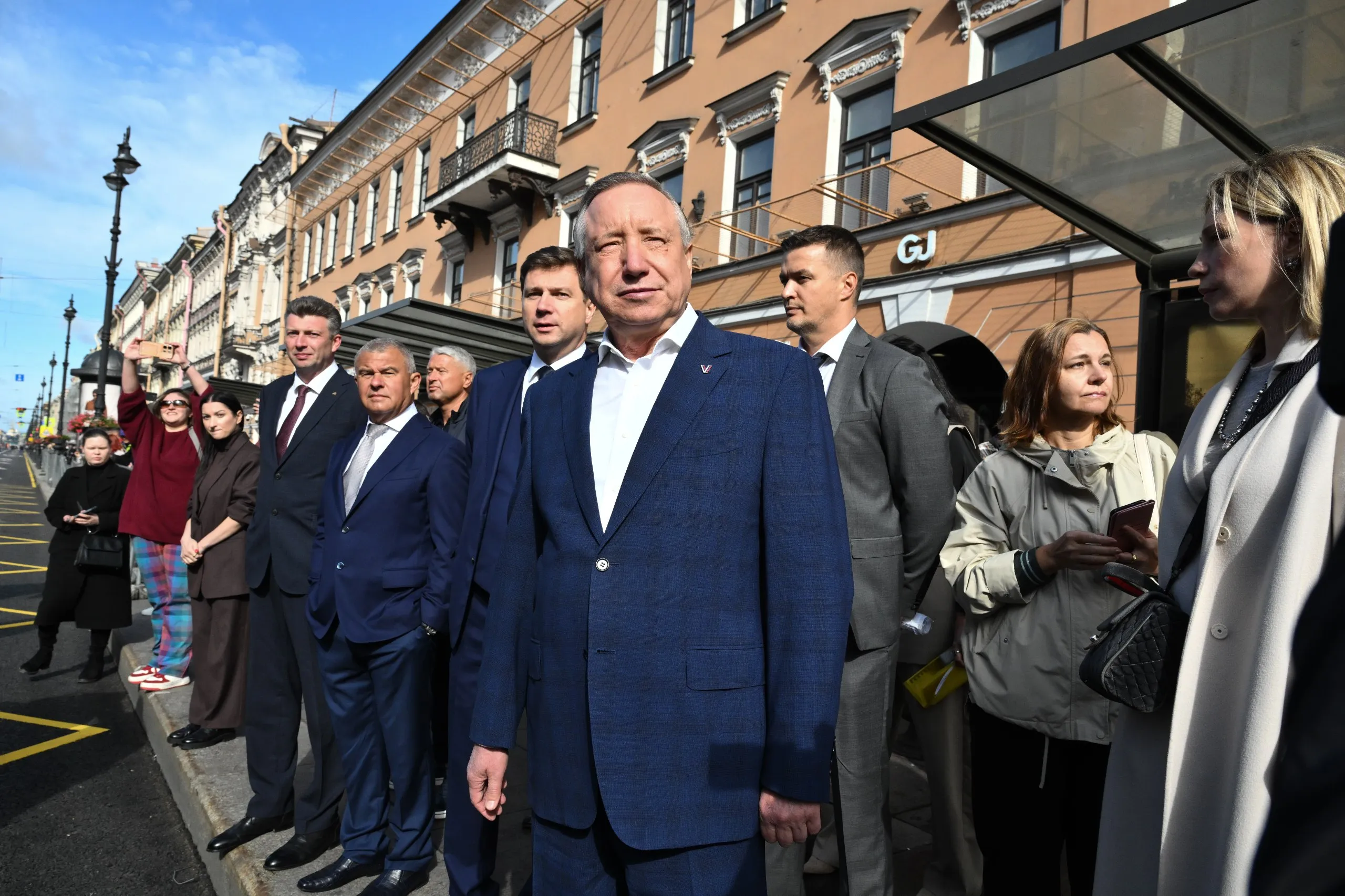 Беглову исполнилось 70 лет В записи поздравления участвовали детсадовцы а чиновники и депутаты похвалили губернатора за визионерство и компактные выступления Петербургские чиновники и депутаты в своих соцсетях поздравляют Александра Беглова с 70 летним юбилеем В поздравлениях губернатора называют лучшим градоначальником лидером и визионером Выступления Александра Дмитриевича Беглова отличаются компактным форматом и во многом посвящены планам и проблемам а не только достижениям которые безусловно есть написала депутат Госдумы Оксана Дмитриева Многие подчиненные в своих поздравлениях отметили что Петербург становится мегаполисом XXI века В последние годы Беглов употребляет это выражение почти в каждом публичном выступлении В видеопоздравлении от администрации Красногвардейском районе о строительстве мегаполиса XXI века сказала Татьяна Захарова обладательница звания Героя соцтруда К съемкам в том же ролике привлекли воспитанников детсада 26 Фото Бумага Больше любопытного про Петербург в телеграм канале Бумаги