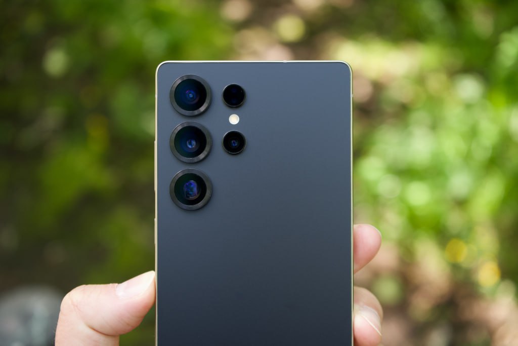 Samsung добавит в One UI 8 5 крутейшую функцию для экономии заряда В коде тестовой прошивки One UI 8 5 нашли функцию Network Battery Saver Когда устройство находится в покое система автоматически замедляет мобильный интернет В результате нагрузка на модем снижается а вместе с ней и расход аккумулятора Чтобы понять когда функцию нужно активировать One UI 8 5 по первой следит за тем как часто владелец использует смартфон Проанализировав полученные данные экономный режим будет запускаться автоматически iguides