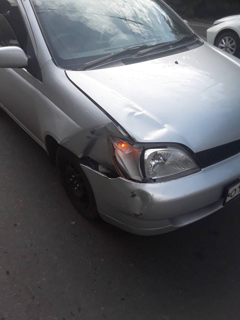В Томске ребенок на самокате попал под колеса автомобиля.  6 августа на улице Кузнечный взвоз произошло дорожное происшествие с участием ребенка. Шестилетний мальчик, выехавший на самокате на проезжую часть, был сбит автомобилем Toyota Platz под управлением 20-летней женщины-водителя.   Пострадавший с травмами госпитализирован в медицинское учреждение.    Подписаться   Прислать новость
