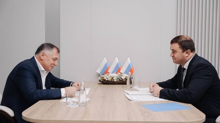 Вице премьер РФ сделал заявление о строительстве Северного обхода в Омске Вчера 28 октября состоялась встреча заместителя Председателя Правительства России Марата Хуснуллина и губернатора Омской области Виталия Хоценко на которой представители власти обсудили реализацию важнейших инфраструктурных проектов региона Главной темой стала реализация строительства Северного обхода Омска Как отметил губернатор рамках проекта предстоит возвести два моста через Иртыш и Омь пять транспортных развязок и 19 путепроводов Строительство стартовало в октябре новая дорога войдет в федеральный маршрут Россия и улучшит транспортное сообщение регионального центра с близлежащими территориями Судя по всему Хуснуллин одобрил проект Также стороны рассмотрели проект продолжения благоустройства набережной Тухачевского на участке от улицы Фрунзе до улицы Таубе Подробнее об этом в материале