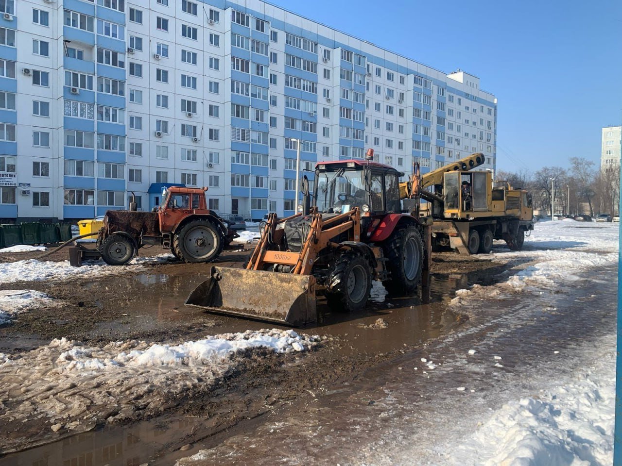 Временное ограничение холодного водоснабжения    В районе 21-го дома по улице Нахимова специалисты Водоканала проводят аварийно-восстановительные работы на сети холодного водоснабжения. В связи с этим, жителям домов по улицам Гоголя, Тельмана, Нахимова и Димитрова временно прекращена подача холодной воды.  Работы планируется завершить в самые сжатые сроки, соответствующие установленным нормам. Как только ремонтные мероприятия завершатся, водоснабжение будет незамедлительно восстановлено.  Ульяновскводоканал приносит извинения за доставленные неудобства. Специалисты  прилагают максимум усилий, чтобы минимизировать продолжительность отключения и обеспечить оперативное возобновление подачи воды.