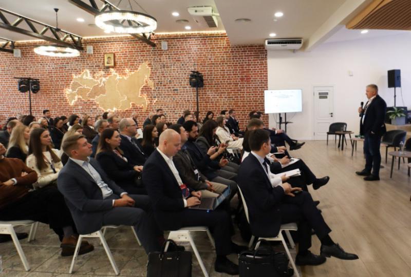 Корпорация развития Камчатки на V съезде региональных агентств инвестиций В форуме участвуют более 100 экспертов из 68 регионов России Съезды которые проходят каждые два года организуют Национальная ассоциация агентств инвестиций и развития НААИР и Агентство стратегических инициатив АСИ В первый день форума обсуждались важные темы такие как национальная модель условий для бизнеса и готовые решения для агентств развития Исполнительный директор НААИР Рафаэль Хусяиншин провел инсайт сессию где участники обсудили ключевые проблемы региональных институтов Второй день съезда посвящен изучению опыта Нижегородской области в работе с бизнесом и оптимизации регуляторной среды Гости форума смогут увидеть как реализуется проект строительства ледового дворца с инвестициями в 15 миллиардов рублей Подписаться Прислать Чат