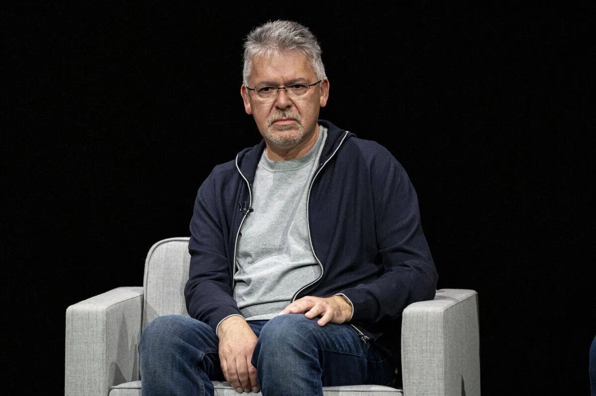 Сегодня последний рабочий день в Apple уже бывшего главы отдела AI ML Джона Джаннандреа В марте 2025 Кук и другие руководители Apple приняли решение значительно сократить его роль в управлении отдела по ИИ в связи с неудачным запуском Apple Intelligence и постоянными задержками с обновлением Siri Сначала его отстранили от курирования Siri робототехники и других команд работающих над искусственным интеллектом а затем в конце 2025 года и полностью объявили об увольнении Его обязанности в виде разработки LLM моделей Apple тестирования ИИ а также другие функции были распределены между главой отдела программного обеспечения Крейгом Федериги главой отдела сервисов Эдди Кью и операционным директором Сабихом Кханом С тех пор Джаннандреа консультирует наследников и числится в штате до тех пор пока ему не будут выплачены акции и неустойки А с 16 апреля у него не будет работы в Apple Как рассказал Марк Гурман Джон планирует войти в советы директоров нескольких компаний и консультировать стартапы