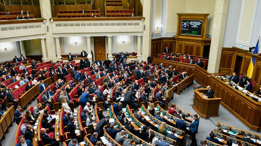 Украине грозит финансовая катастрофа через месяц из за отказа повышать налоги В апреле Украине нечем будет финансировать расходы если не повысить налоги ради выполнения требований МВФ передает ArbatMedia Об этом предупредил глава налогового комитета Верховной Рады Даниил Гетманцев По его словам далеко не все депутаты осознают серьезность ситуации Не у всех коллег есть предчувствие финансовой трагедии Оно есть у меня у министра финансов есть потому что он понимает что в апреле не будет чем финансировать расходы сказал депутат Гетманцев подчеркнул что перенос сроков исполнения обязательств перед международными кредиторами не означает их отмены Украина все равно должна будет выполнить все условия Парламентарий также высказал претензии к правительству из за многочисленных социальных выплат гражданам которые истощают бюджет Ситуацию усугубляет позиция Венгрии которая продолжает блокировать выделение Украине кредита от Евросоюза в размере 90 миллиардов евро Прислать новость