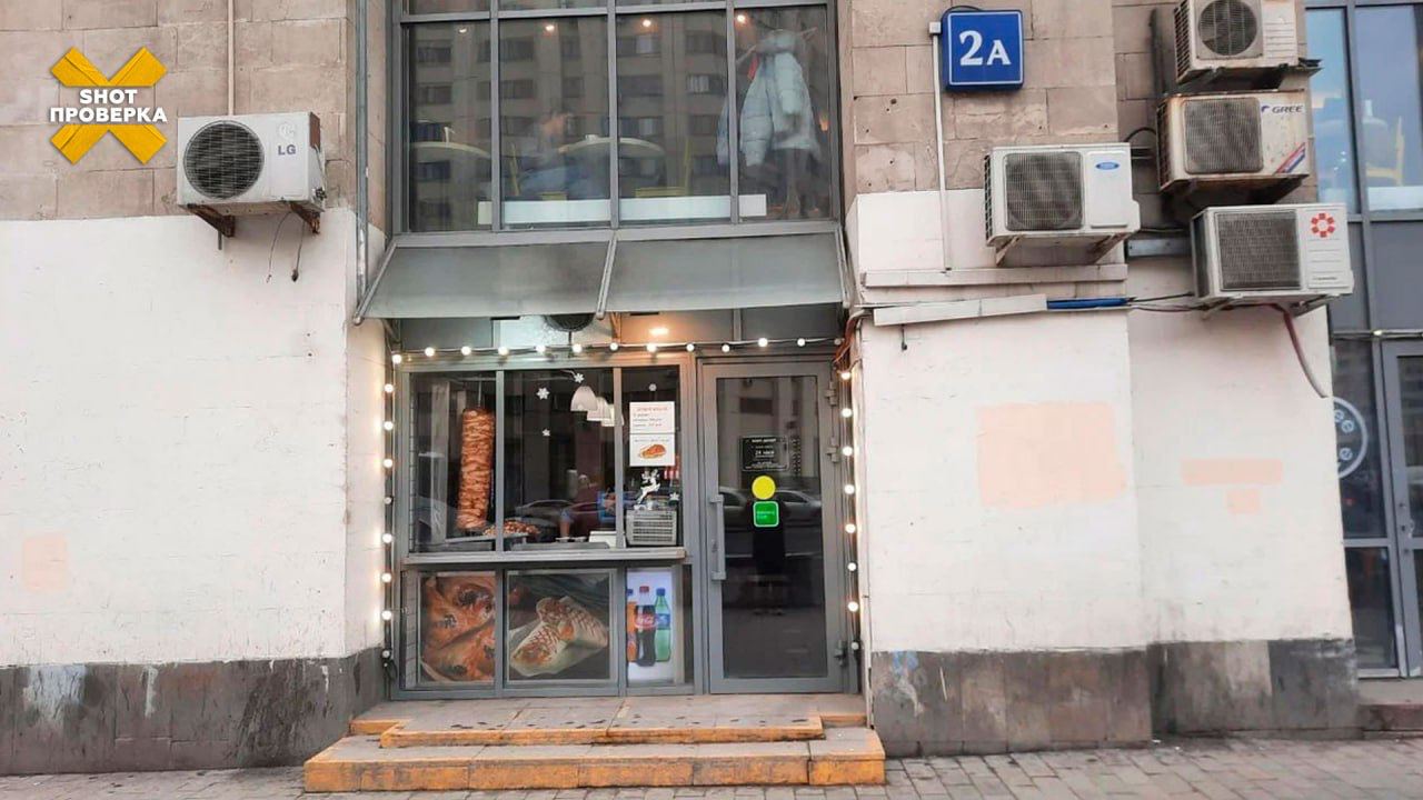 В шаурме из Москвы нашли кишечную палочку в 3,5 раза ! выше допустимого уровня. Проверку не прошел «Донер кебаб» у метро Октябрьская в центре столицы. Забегаловку закрыли пока на три месяца. В шаурме включая добавки из помидоров и огурцов обнаружили бактерии группы кишечной палочки и мезофильные аэробные и факультативно-анаэробные микроорганизмы. Oни могут вызвать серьёзные отравления, вплоть до госпитализации.