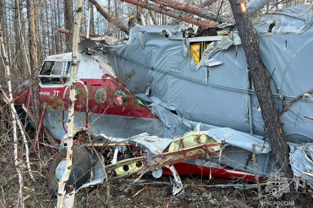 В Олекминском районе Якутии самолет Ан-3 АК "Борус" совершил аварийную посадку. Об этом сообщает Главное управление МЧС России по Республике Саха  Якутия .  Инцидент произошел в 1,5 км от города Олекминск, говорится в публикации ведомства в Telegram-канале.   На борту самолета находились пять человек - три члена экипажа и два пассажира. В результате аварии погиб один пассажир.   Фото: МЧС