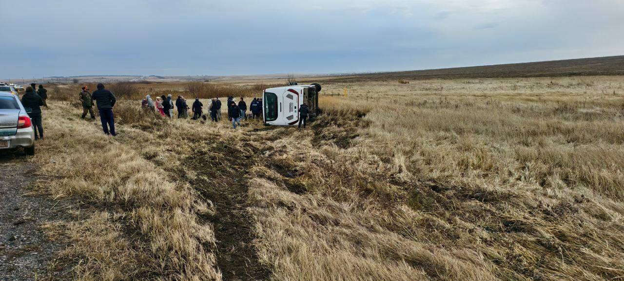 Автобус с детьми перевернулся под Магнитогорском Сегодня на трассе Южноуральск Магнитогорск съехал в кювет и опрокинулся автобус он вёз детскую футбольную команду из Магнитогорска в Челябинск В салоне находилось 37 человек погибших нет Шестерых детей сейчас осматривают бригады скорой помощи состояние уточняется На месте работают сотрудники ГАИ Госавтоинспекция Челябинской области Подписаться   Мы в MAX