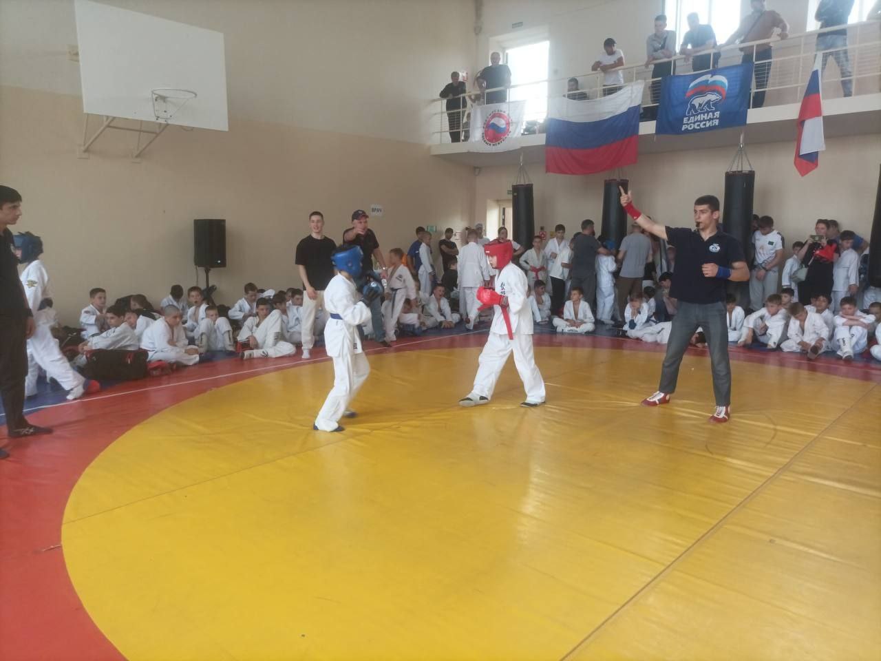 Большой спортивный турнир Спортивное лето в Андроповском округе стартовало открытым турниром по рукопашному бою. Более 300 юных спортсменов Ставрополья, а также соперники из соседних регионов прибыли в Курсавку, чтобы в нескольких возрастных и весовых категориях выявить сильнейших. Солидную команду составили хозяева состязаний - свыше 50 человек. Бои велись на двух профессиональных коврах в зале спортивной школы. Участников приветствовали глава Андроповского муниципального округа Н.А. Бобрышева, почётные гости. Медаль "За укрепление межнационального мира и согласия" андроповскому тренеру Л.Б. Лабазанову, известному в России и за её пределами, вручил Полномочный Представитель Республики Дагестан в Ставропольском крае А.М. Омаров. По завершении боёв состоялось торжественное награждение победителей и призёров состязаний. Фото: администрация Андроповского муниципального округа.