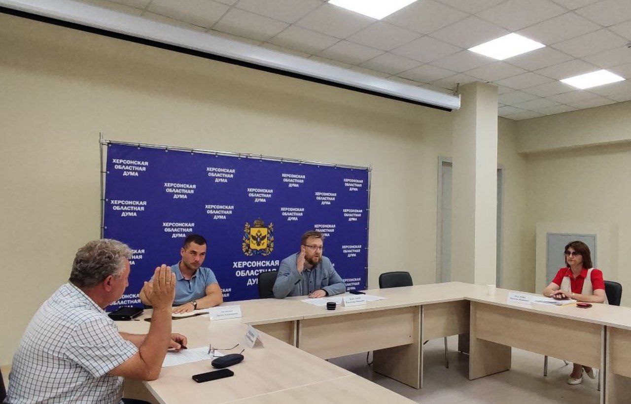 В Херсонской областной Думе состоялось заседание комиссии по культуре, молодежной политике, физкультуре и спорту под председательством Владимира Лебедкина. На заседание был приглашен Министр культуры Херсонской области Артем Лагойский. Он представил проекты законов «О культуре», «О сохранении объектов культурного наследия в Херсонской области» и «О библиотечном деле в Херсонской области». Было отмечено, что на сегодняшний день принимается ряд поправок в профильные федеральные законы. В связи с этим, по итогам заседания принято решение о доработки региональных законопроектов в сфере культуры.