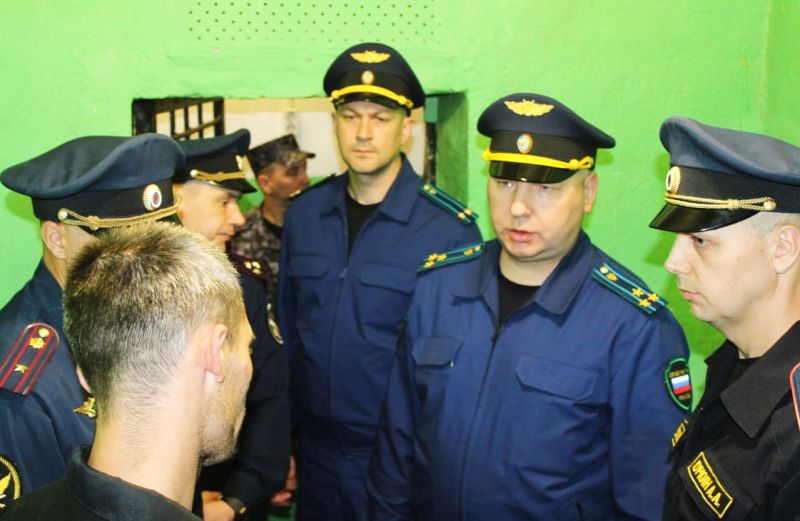 Прокуратура выявила нарушения в колонии строгого режима на Камчатке Заместитель прокурора края Евгений Пауль проверил соблюдение прав осуждённых отбывающих наказание в исправительной колонии 6 и выявил нарушения сообщили РАИ КАМЧАТКА ИНФОРМ в надзорном ведомстве Особое внимание он уделил материально бытовому и санитарно медицинскому обеспечению сидельцев колонии строго режима осмотрел камеры штрафного изолятора пищеблок производственные и другие помещения Также он провёл личный приём осуждённых При проверке выявлены отдельные нарушения условий содержания Руководителю исправительного учреждения будет внесено представление Устранение нарушений закона взято на контроль сообщили в краевой прокуратуре Читать на сайте kamchatinfo com news society detail 72647