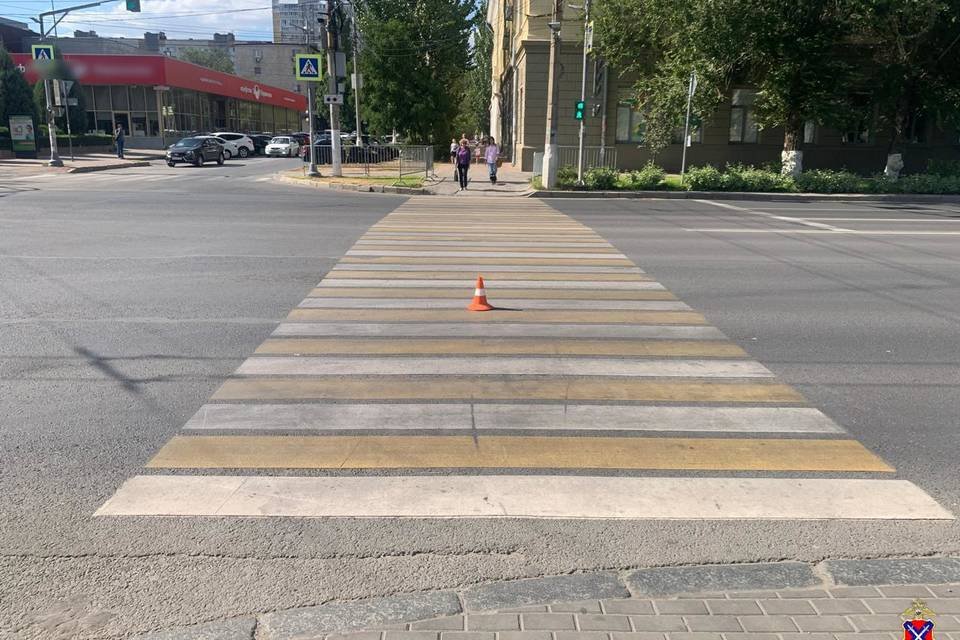 В Ворошиловском районе Волгограда иномарка сбила женщину на зебре За рулем автомобиля находилась женщина водитель В Ворошиловском районе города Волгограда произошло дорожно транспортное происшествие в котором пострадал пешеход Об этом сообщают Городские вести со ссылкой на пресс службу ГУ МВД России по Волгоградской области По предварительным данным в 11 15 накануне 27 августа женщина водитель управлявшая автомобилем марки Хендэ на перекрестке улиц Академическая и Рабоче Крестьянская совершила наезд на женщину пешехода Пострадавшая переходила проезжую часть по регулируемому пешеходному переходу и на момент инцидента имела преимущество так как двигалась на разрешающий сигнал светофора пояснили в ведомстве В результате наезда пешеход получила травмы и была доставлена машиной скорой медицинской помощи в лечебное учреждение для оказания необходимой помощи