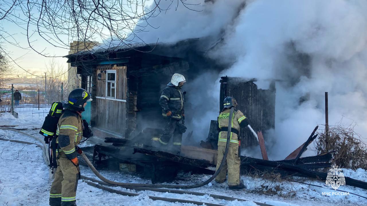 В Пензенской области сегодня произошло уже два смертельных пожара.  Первый из них, в Малой Сердобе, унес жизнь 10-летнего мальчика. Огонь вспыхнул ночью, в доме находилась семья с двумя детьми.   По информации областного ГУ МЧС, пострадала мама. Отцу со вторым ребенком удалось выбраться из дома.   В настоящее время прокуратура начала проверку по факту трагедии.  Второй пожар произошел утром в в Пензенском районе, на станции Арбековской. По предварительной информации, погиб мужчина. Его личность устанавливается.  Фото ГУ МЧС России по Пензенской области