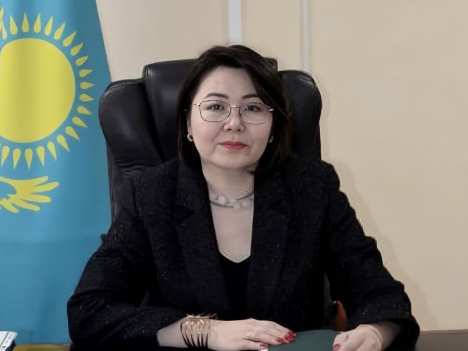 После скандала с детдомом в Баганашыле экс глава управления образования сменила профиль работы Как вы помните история о выселении детей из детдома 1 в Баганашыле тянется с начала весны Она вызвала широкий общественный резонанс и бурную реакцию среди казахстанцев После скандала по собственному желанию уволились глава управления образования Салтанат Беспаева и руководитель управления внутренней политикой Ерик Абитов По информации источников у Салтанат Беспаевой не было серьёзных нареканий Она стабильно выполняла свои обязанности Однако действия Ерика Абитова поставили регион в неловкое положение Именно он неправильно выстроил информационную работу из за чего ситуация попала в орбиту внимания Токаева С августа Абитов сидит без должности в госаппарате но продолжает возглавлять постоянную комиссию маслихата Алматинской области по экономике бюджету правопорядку борьбе с коррупцией депутатским полномочиям и этике А вот Беспаева заняла новый пост Она возглавила управление по развитию языков Алматинской области А сага о детском доме 1 оказывается ещё не закончилась Недавно здание в котором живут дети решили снести реплай t me orda kz