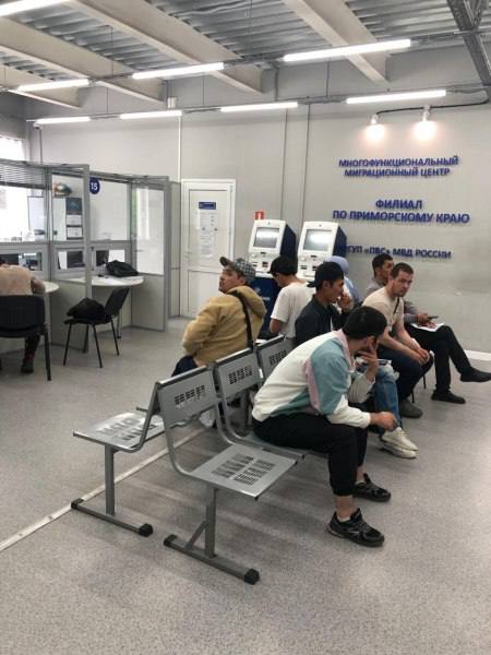 В Приморье 4918 иностранных граждан воспользовались миграционной амнистией   Напомним, что согласно Указу Президента Российской Федерации № 1126, с 1 января по 10 сентября 2025 года каждый иностранный гражданин, допустивший нарушение режима пребывания, обязан для урегулирования своего правового положения самостоятельно явиться в территориальный орган МВД России или обратиться в филиал ФГУП «ПВС» МВД России по месту своего нахождения. В отношении таких лиц не будут применяться меры, связанные с высылкой, помещением в специальные учреждения, а также с запретом на въезд. Более того, после прохождения установленных процедур им будут выданы документы, дающие право законно находиться в нашей стране.   Сейчас на территории Приморского края на миграционном учете состоит 52 287 иностранных гражданина.  С начала этого года в рамках данного Указа в Управление по вопросам миграции УМВД России по Приморскому краю с начала этого года обратились 4918 иностранных граждан, оформивших патенты на трудовую деятельность. 4611 человек были привлечены к административной ответственности за нарушения миграционного режима, но при этом избежали выдворения и запрета на въезд.   Управление по вопросам миграции УМВД России по Приморскому краю напоминает: решить вопрос об урегулировании правового положения иностранного гражданина после 11 сентября 2025 года будет невозможно. С этой даты в отношении иностранцев, утративших законные основания для пребывания в нашей стране, до их выдворения за пределы Российской Федерации будут применяться все предусмотренные законом меры по ограничению отдельных прав, в том числе на въезд в Россию в будущем. В частности, речь идет о внесении в  Реестр контролируемых лиц, значительно ограничивающий права иностранцев, находящихся в России незаконно.   Вниманию иностранных граждан! В течение оставшегося срока вы можете обратиться в подразделения миграции, расположенные на территории Приморского края.   В том числе для оформления патентов на осуществление трудовой деятельности необходимо обращаться в ФГУП «ПВС» по адресу: г. Владивосток, ул. Стрелковая, 23 «а»  +7  423  278 90 94.    Полиция Приморья