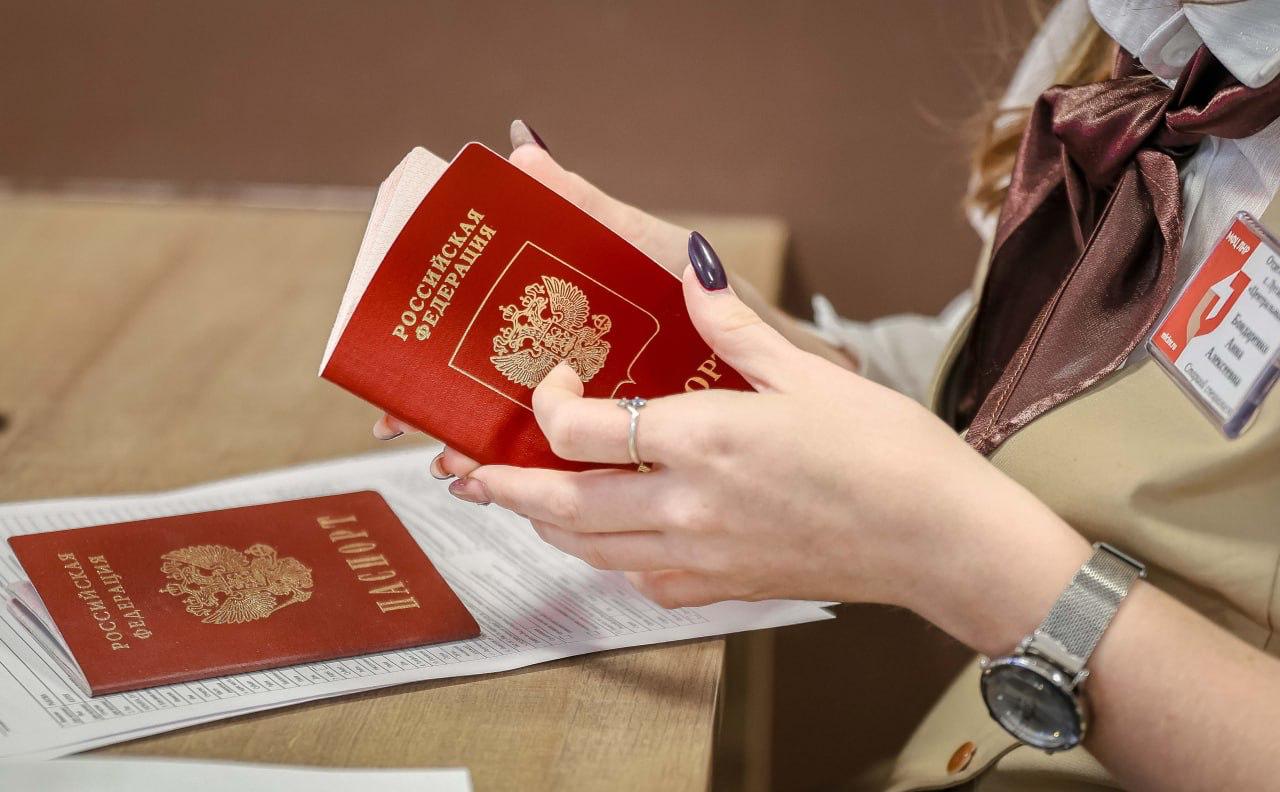Четыре отделения МФЦ в Луганске начали прием заявлений на получение заграничного паспорта гражданина Российской Федерации. Об этом журналистам сообщил директор МФЦ ЛНР Виталий Седых. «Сегодня на территории города Луганска мы открыли пилотный проект совместно с Министерством внутренних дел Луганской Народной Республики, а именно оформление и выдача загранпаспорта в отделениях МФЦ. Сейчас в четырех отделениях Луганска действует данная услуга», — сказал он. Директор МФЦ отметил, что для оформления загранпаспорта требуется минимальный пакет документов: паспорт гражданина РФ, четыре фотографии установленного образца, оплата госпошлины ее можно оплатить прямо в отделении и для военнообязанных — военный билет. Военнослужащим также понадобится справка от командира части. «Госпошлина составляет для лица до 14 лет тысяча рублей, свыше 14 лет — две тысячи рублей. В случае, если гражданство было приобретено уже после вступления ЛНР в состав Российской Федерации, для этих граждан существует льгота. При предоставлении загранпаспорта Украины оформление загранпаспорта осуществляется без госпошлины», — добавил Седых. На данный момент услуга предоставляется без предварительной записи. Для подачи заявления нужно обратиться в одно из четырех отделений МФЦ в Луганске: «Центральный» — улица Титова, 10; «Артемовский» — улица Андрея Линева, 114; № 1 «Жовтневый» — 30-й квартал, 13; № 2 «Жовтневый» — квартал 50 лет Октября, 4а. Актуальный список документов для оформления услуги доступен на официальном сайте МФЦ ЛНР.