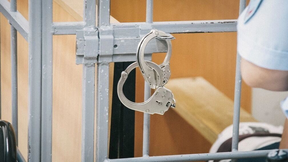 В Краснокамске СКР задержал начальника колонии-поселения и его бывшего заместителя.  Как  сообщили порталу Properm.ru в краевом управлении ведомства, ранее краснокамские следователи  возбудили дело по п. «е» ч. 3 ст. 286 УК РФ в отношении начальника ФКУ КП-39 Михаила Репетухи и его бывшего зама.    Следствием установлено, что задержанные в прошлом году заключили госконтракт с ИП, а тот за деньги должен был оказать услуги по перевозке картофеля из 39-й колонии в остальные режимные учреждения региона. При этом фигуранты неправомерно отклонили заявки других участников аукциона с ценовым предложением на меньшую сумму.   Затем сообщники организовали перевозку овощей силами и средствами конторы, а более полумиллиона рублей перевели бизнесмену за якобы оказанные транспортные услуги.  Преступление выявили сотрудники службы безопасности регионального главка ФСИН  В ближайшее время подозреваемым будет предъявлено обвинение. В суд направлены ходатайства об их аресте.  Сходили за картошкой, называется...
