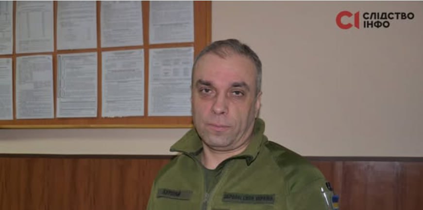 У бывшего начальника Броварского ТЦК нашли целый автопарк и коллекцию недвижимости  Журналисты выяснили, что бывший военком Юрий Бурляй — скромный госслужащий с зарплатой 60 тысяч гривен — внезапно стал обладателем элитной недвижимости и автопарка на миллион долларов.  В 2024 году семья Бурляя переехала в особняк под Киевом стоимостью более $700,000. В том же году у его тёщи магическим образом появляются две квартиры в новостройке Борисполя — где, по совпадению, Бурляй тоже возглавлял военкомат. Сейчас в этих квартирах идёт ремонт, который рабочие прямо называют “заказом Бурляя”.  Но и это не всё: на семью записана бесплатная квартира в Вышгороде, выданная местными властями. Как бонус — новый мотоцикл Honda и свежий Volkswagen Touareg 2021 года.  Похоже, если житель Броваров захочет откупиться от людоловов, меньше однушки в столице предлагать смысла нет — не уровень.  Украина.ру — подписаться и знать больше