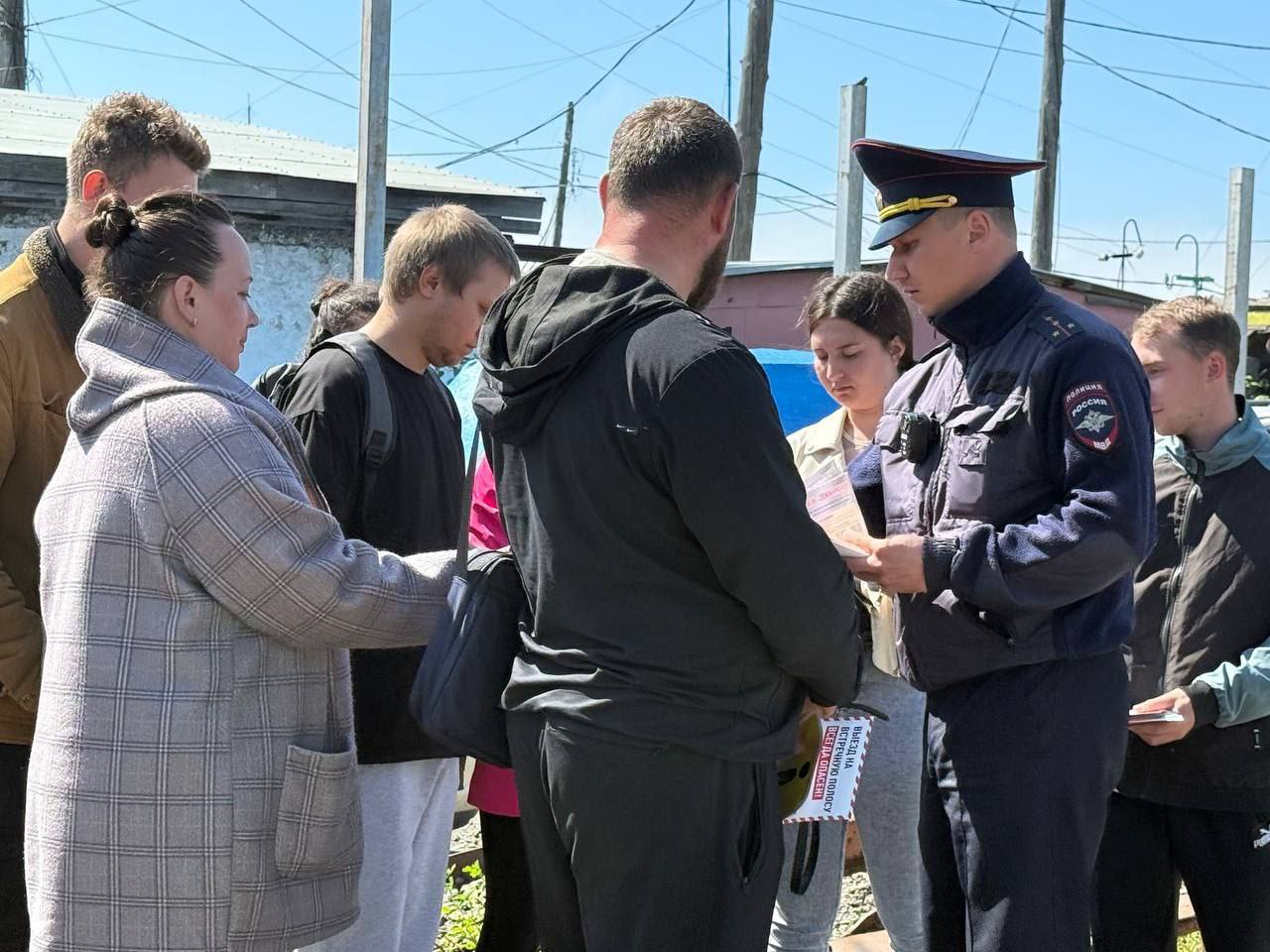 В целях профилактики дорожно-транспортных происшествий с участием начинающих водителей и недопущения ими нарушений ПДД РФ сотрудники углегорской Госавтоинспекции провели беседу с кандидатами в водители. ‼ В ходе мероприятия до сведения будущих водителей доведена информация о состоянии аварийности, причины совершения дорожно-транспортных происшествий и разъяснен порядок их действий при возникновении дорожной аварии. В процессе общения слушателям показали искореженные автомобили с дорожно-транспортных происшествий , в которых погибли или пострадали люди. На примере стоящих автомобилей, начальник районной Госавтоинспекции рассказал об ошибках, которые совершили водители и пассажиры, какие травмы получили и при каких обстоятельствах. По окончанию экскурсии кандидаты в водители поделились, что наглядный пример роковых ошибок участников дорожного движения побуждает к более ответственному поведению на дороге.