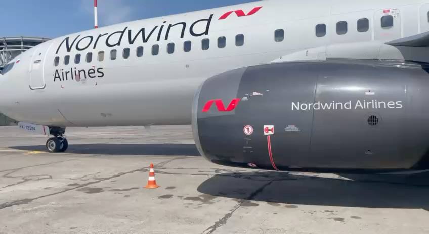 Нарушения нашли у Nord Wind в Горно Алтайске В работе авиакомпании Nord Wind найдены нарушения сообщила Западно Сибирская транспортная прокуратура 29 сентября В июле 2025 года в аэропорту Горно Алтайска при задержке выполнения рейса вСанкт Петербург продолжительностью свыше 9 часов авиаперевозчик не обеспечил пассажиров гостиничными услугами говорится в сообщении Против компании составили протокол о повторном оказании некачественных услуг ч 2 ст 14 4 КоАП Её оштрафовали на 30 тыс рублей Nord Wind входит в туристическую компанию Pegas Touristik Юрлицо перевозчика ООО Северный ветер по данным сервиса Контур Фокус принадлежит гендиректору ООО Пегас Каринэ Букрей Подписаться Прислать новость Помочь бустами