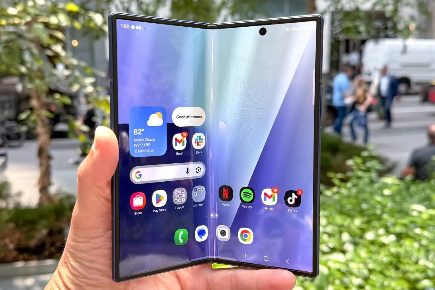 Складные смартфоны Samsung хотят запретить в США за незаконное использование патентов Американская компания Lepton Computing LLC подала иск против Samsung Lepton утверждает что разработала и запатентовала смартфоны со складными дисплеями до того как их выпустила Samsung и что Galaxy Z Fold Galaxy Z Flip и Galaxy Z TriFold нарушают её основные технологические патенты В иске Lepton требует возмещения ущерба выплаты роялти и пожизненного запрета на продажу всех складных смартфонов Samsung До полного запрета дело вряд ли дойдёт Lepton является обычным патентным троллем и её главная задача получить деньги Samsung имеет большой опыт в подобных спорах   www iphones ru 1369798 новости iphonesru