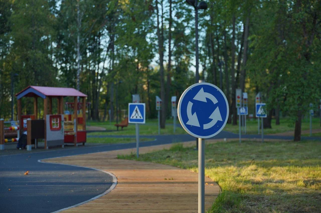 В Петербурге продемонстрировали благоустройство будущей «Ильинской слободы» вдоль Охты. Она объединит в себе Большой Ильинский сад, Малый Ильинский сад, сад «Времена года», набережную Охты на улице Химиков и набережную реки Лубья. На этой территории расположены Александровские ворота и погреб Охтинского порохового завода – памятники архитектуры, построенные в начале XIX века.  Благоустройство этих общественных пространств началось еще в 2018 году и, как ожидается, будет завершено в 2026.   Телеграм-канал вице-губернатора Евгения Разумишкина     Подпишитесь и участвуйте в нашем розыгрыше iPhone 16