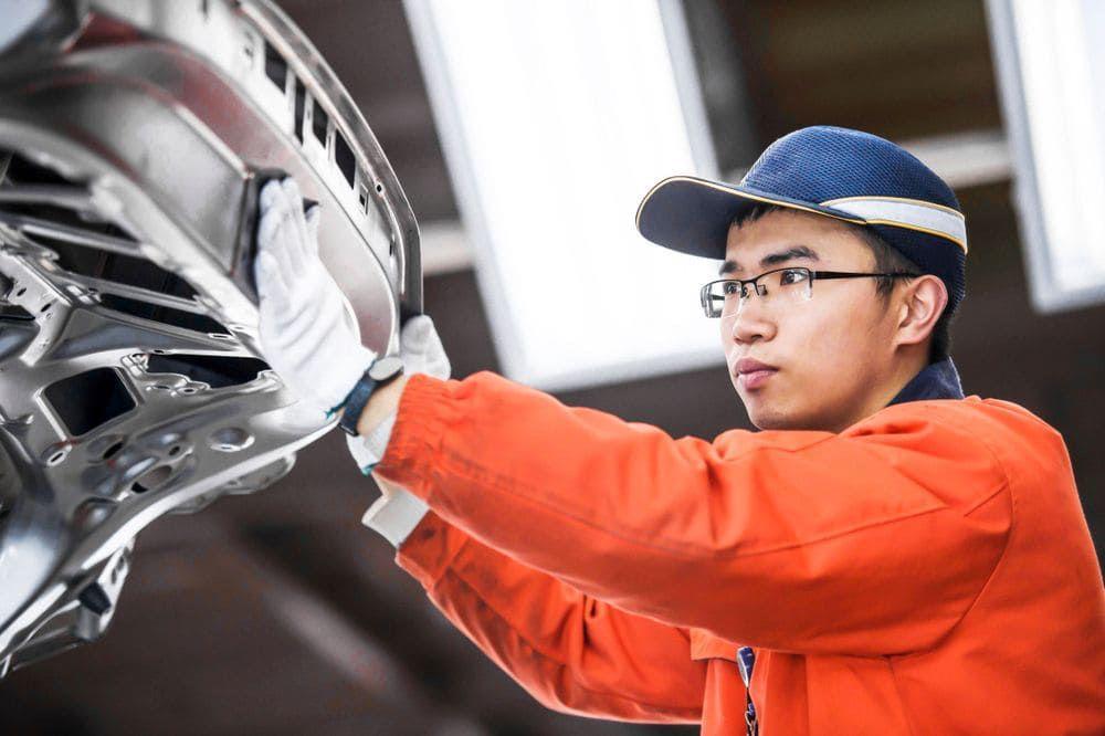 Профсоюз работников Hyundai Motor начал частичную забастовку в Южной Корее из за заработной платы и рабочего времени пишет Reuters
