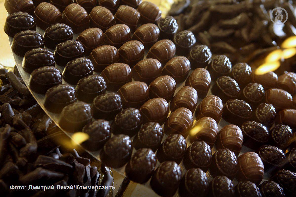Крупнейший за 60 лет дефицит какао бобов в сезоне 2023 2024 годов урожайность снизилась на 13 привел к снижению производства кондитерских изделий в России и росту цен на продукцию Дорожает не только какао но и другие ингредиенты В июне 2025 года на 5 выросли цены на пальмовое масло из за высокого мирового спроса После санкций цены выросли буквально на все Только затраты на упаковку увеличились на 35 европейский картон пришлось заменять на китайский Тот же сахар которого в избытке в России подорожал за последние пять лет на 30 38 говорит основатель консалтингового агентства Redoo Светлана Андреева Кроме того растет популярность ЗОЖ на фоне чего покупатели меняют свои предпочтения в сладком сегменте и интересуются полезными сладостями с пониженным содержанием сахара Такие сладости занимают примерно 10 12 от общего ассортимента кондитерских изделий и этот тренд с нами надолго считают эксперты Что происходит на рынке кондитерских изделий изучал Ъ Review ЪReview
