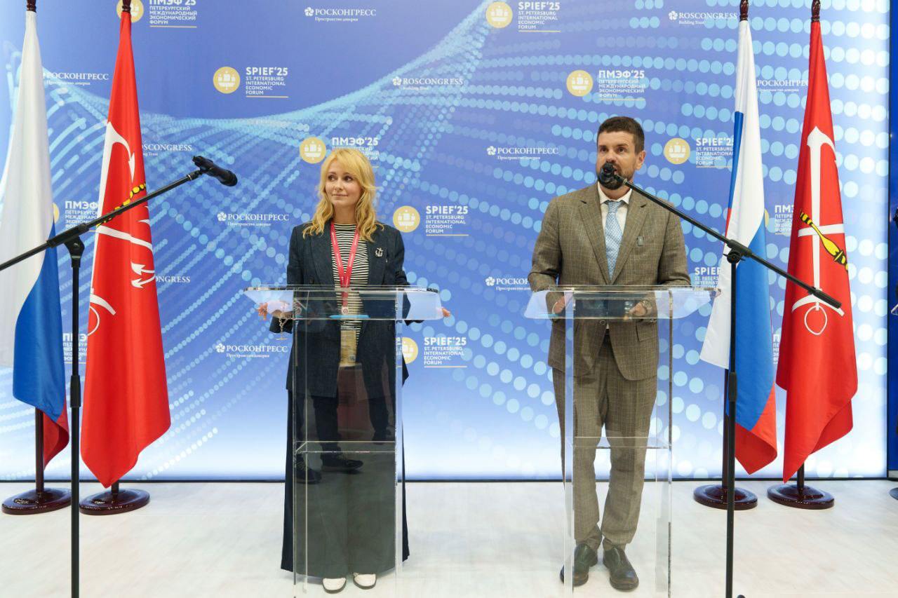 Форт Кроншлот обрёл инвестора На ПМЭФ подписано соглашение между АНО «Остров фортов» и ООО «Арчеда» — партнёром, вместе с которым мы займёмся наполнением отреставрированного форта культурным и туристским содержанием После нескольких лет упорного труда работа выходит на финишную прямую. Инженерные коммуникации подведены, исторический облик практически полностью воссоздан, идентичность сохранена. Теперь наша задача — превратить форт в музей, в центр морского церемониала и культурных событий. Экспозиция по истории фортификации, камерный отель, рестораны, площадка для мероприятий и даже ЗАГС — всё это уже в обозримой перспективе будет к услугам посетителей Кроншлота Первый форт Кронштадта будет открыт для посещений и получит билет в успешную и самостоятельную жизнь!