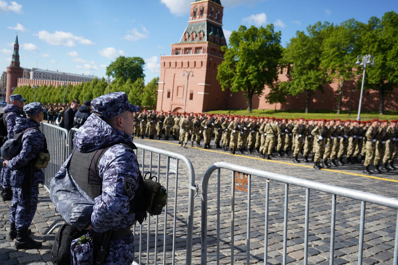 Росгвардия на страже порядка: обеспечение безопасности массовых мероприятий в Москве В 2025 году сотрудники и военнослужащие Главного управления Росгвардии по г. Москве обеспечили охрану общественного порядка и безопасность порядка 8 тысяч общественно-политических, культурно-массовых и спортивных мероприятий. Росгвардейцы следили за правопорядком во время новогодних праздников, пасхальных богослужений и масштабного концерта ко Дню России, собравшего более 70 тысяч зрителей. Важнейшим событием, в обеспечении безопасности которого участвовали правоохранители, стала 80-я годовщина Победы в Великой Отечественной войне. Особое внимание было уделено обеспечению безопасности главного военного парада страны, проходившего в столице. Подготовка к нему включала две ночные и генеральную репетиции. Перед каждой репетицией инженерно-технические группы ОМОН «Авангард» проводили обследование территории для выявления взрывоопасных предметов. Сотрудники и военнослужащие главка осуществляли контроль за безопасностью перемещения военной техники. Экипажи вневедомственной охраны патрулировали районы, прилегающие к маршруту прохождения механизированных колонн. Бойцы ОМОН «Меч» на транспорте следили за ситуацией на акватории Москвы-реки вблизи мест проведения праздничных мероприятий. В День Победы безопасность массовых мероприятий, собравших более 500 тысяч человек, обеспечивали скоординированные силы столичного главка Росгвардии и соединения по охране общественного порядка Центрального округа войск национальной гвардии Российской Федерации. 77.rosguard.gov.ru #Росгвардия
