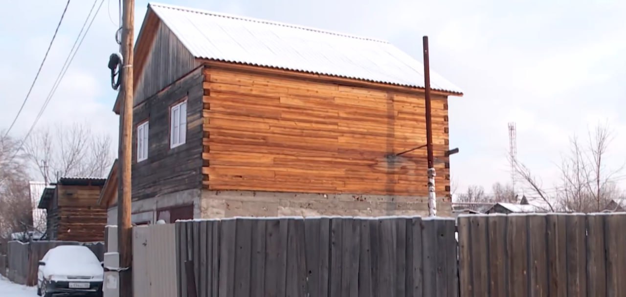 Депутаты горсовета Улан Удэ возьмут шефство над детьми чьи родители погибли в СНТ Черемушки 15 декабря Улан Удэ потрясла страшная трагедия накануне в СНТ Черемушки в результате отравления угарным газом погибли многодетные родители и один из их детей Всего в семье воспитывалось семь детей несчастье враз оставило сиротами шестерых человек из которых пятеро несовершеннолетние Вчера заместитель председателя горсовета Улан Удэ Анатолий Белоусов и депутат Владислав Дармаев навестили семью пообщались со старшими из детей и обсудили их планы на ближайшее будущее Сейчас дети живут с родственниками в микрорайоне ПВЗ Ситуация в которой оказались дети ужасная Мы посовещались с коллегами обсудили можем ли оказать какую то помощь В итоге решили взять под патронаж детей будем оказывать всевозможную помощь Присоединились депутаты и аппарат горсовета Улан Удэ Мы оказали финансовую поддержку подарили детям подарки и пригласили их на городскую ёлку В дальнейшем будем сопровождать детей помогать в разрешении каких то финансовых и бытовых проблем по учебе если какие то вопросы возникнут тоже поддержим поделился Владислав Дармаев По словам одного из старших сыновей младшие братья и сестры пока не осознают ситуацию Сейчас семья старается постоянно находиться рядом друг с другом и помогать во всем Горсовет Улан Удэ в MAX Telegram ВК ОК