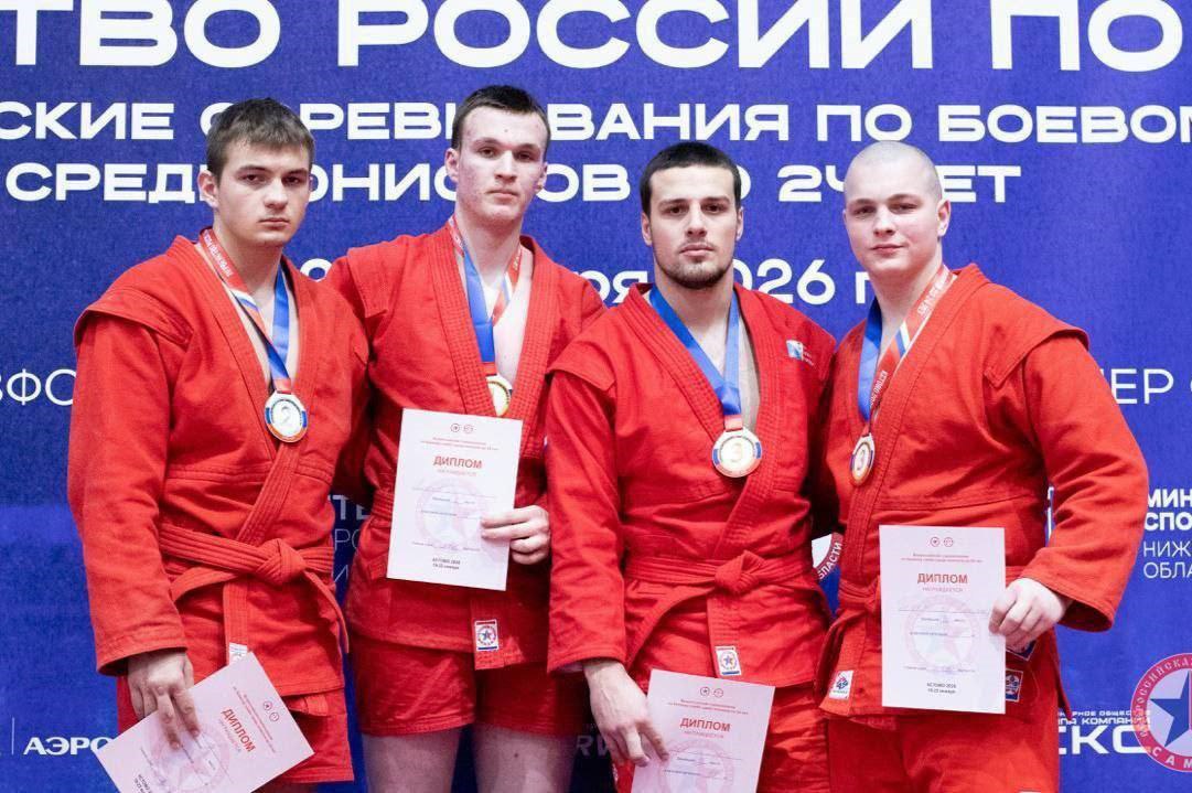 Мытищинский самбист стал призером Всероссийских соревнований В городе Кстово Нижегородской области прошло первенство России по самбо среди спортсменов до 24 лет Турнир стал первым крупным всероссийским соревнованием нового года и собрал сильнейших молодых самбистов страны Впервые в рамках первенства были разыграны медали по боевому самбо что сделало соревнования особенно значимыми и зрелищными для развития дисциплины В состязаниях приняли участие исключительно спортсмены до 24 лет представители ближайшего резерва национальной сборной готовые к переходу на взрослый уровень соревнований По итогам соревнования будет сформирована сборная России для выступления на международных турнирах Воспитанник мытищинской спортшколы ЦДЮС Александр Генералов завоевал бронзовую медаль в весовой категории 98 кг в дисциплине боевое самбо Фото УФКиС администрации г о Мытищи Подписывайтесь на MAX и Telegram каналы Главы городского округа Мытищи Юлии Купецкой мытищи новости Социальные сети городского округа Мытищи