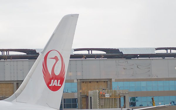 Japan Airlines сократит зарплату руководства из за алкогольного скандала с пилотом Japan Airlines сократит зарплату всех руководителей высшего звена в качестве наказания за инцидент с пилотом авиакомпании который вопреки правилам употребил алкоголь накануне вылета из за чего были отложены три рейса сообщает телеканал NHK Как отмечается в августе один из пилотов JAL который должен был выполнять рейс в качестве командира воздушного судна с Гавайев в японский аэропорт Тюбу в нарушение правил употребил алкоголь в отеле накануне вылета В результате было задержано три рейса на срок до 18 часов После этого министерство государственных земель инфраструктуры транспорта и туризма сделало выговор компании Ее руководство приняло решение принять дисциплинарные меры в виде сокращения зарплаты президента компании на 30 в течение двух месяцев а также заработной платы еще 36 руководителей высшего звена на 10 20 Провинившийся пилот был уволен aviaru net n287787