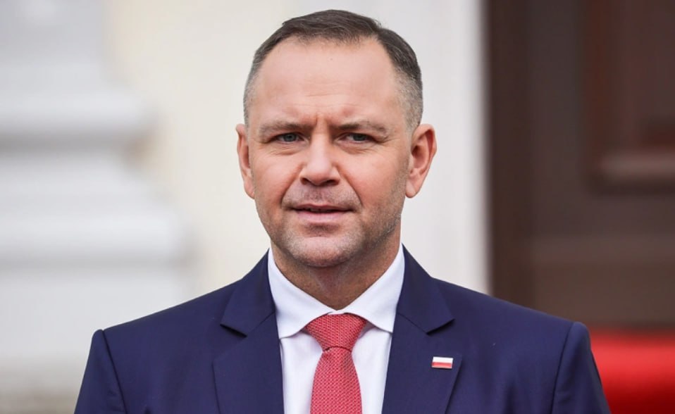 Президент Польши Кароль Навроцкий признался что он регулярно беседует с духом первого маршала Речи Посполитой Юзефа Пилсудского Об этом глава республики рассказал в эфире Radio Zet Журналист спросил его о Бельведерском дворце в Варшаве одной из резиденций главы государства На это Навроцкий ответил что здесь довольно приятно жить и он с супругой планирует оставаться здесь некоторое время Также президента спросили о призраке Пилсудского во дворце После восстановления польской независимости в 1918 году дворец стал его резиденцией Пилсудский умер там от рака печени в 1935 году Мы разговариваем друг с другом практически каждый день Говорили много раз польско советская война 1920 года и нынешняя международная ситуация после начала войны на Украине а также мы говорим о парламенте Фото Omer Messinger Getty Images Картина дня в телеграм канале РБК