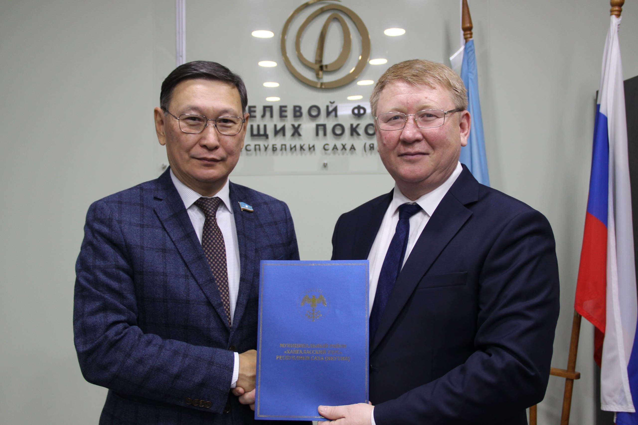 Генеральный директор Целевого фонда будущих поколений РС Я Владимир Егоров и глава Хангаласского улуса Сергей Гребнев провели рабочую встречу Стороны обсудили планы совместных проектов и заключили соглашение о сотрудничестве на 2025 2027 годы