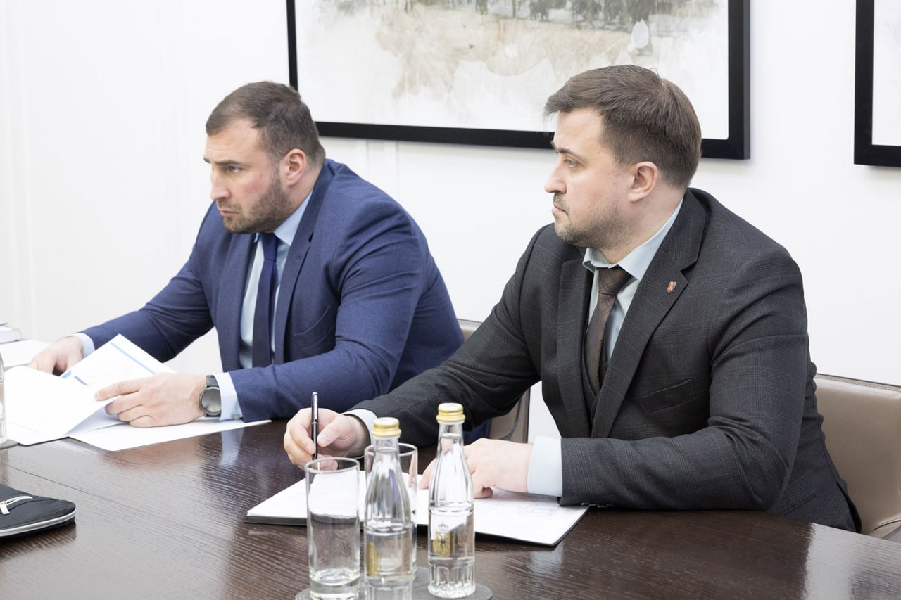 Губернатор Дмитрий Миляев провел рабочую встречу с президентом Тульской торгово промышленной палаты Андреем Шестаковым Торгово промышленная палата один из важнейших институтов поддержки реального сектора экономики В Тульской палате состоит более 1200 предприятий представляющих как крупный бизнес так и субъекты МСП Палата вносит значительный вклад в привлечение инвестиций развитие экспорта и связей с деловыми кругами Активно участвует в общественной и экономической жизни нашего региона а также в официальных международных визитах Тульской области У нас большой потенциал для взаимодействия раскрытие которого принесет значительный практический эффект для региона и его жителей подчеркнул Губернатор Андрей Шестаков доложил главе региона об итогах работы Тульской торгово промышленной палаты в 2025 году о планах и инициативах на 2026 год Сегодня очень важно развивать кооперационные связи между предприятиями как Тульской области так и других регионов С этой целью палата открыла в Ростове на Дону постоянную экспозицию тульских предприятий Кооперация с Тулой в один клик где представлены более 30 ти тульских предприятий Это будет способствовать развитию межрегиональных связей На сегодня порядка десяти компаний Ростова уже начали переговоры со специалистами Тульского инженерного центра и предприятиями области В случае поддержки Правительством Тульской области этого проекта мы готовы организовать презентационно выставочные пространства и в других регионах страны сказал Андрей Шестаков