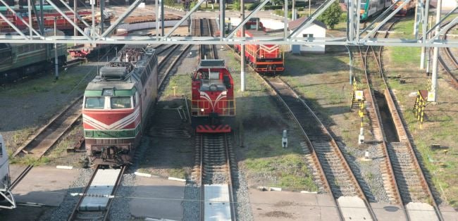 Белорусская железная дорога предложила странам ЕС возобновить пассажирское сообщение Белорусская железная дорога выступила с инициативой восстановления прямого пассажирского сообщения с соседними странами — Литвой, Латвией и Польшей. Об этом сообщили в пресс-службе БелЖД. Такое предложение белорусская делегация озвучила на XXXIX заседании Конференции генеральных директоров железных дорог ОСЖД, которое прошло 14−17 апреля 2025 года в Варшаве. В частности, обращение к Литве было сделано заочно. В БелЖД подчеркнули важность возобновления международных маршрутов для удобства пассажиров и развития транспортного сообщения на евроазиатском направлении.