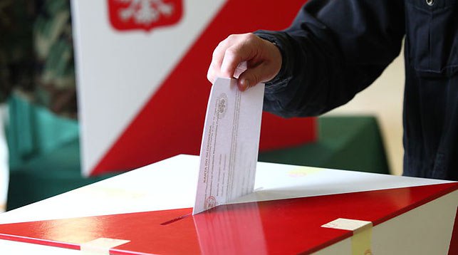 Скандалы в польской избирательной кампании: кто стоит за анонимной рекламой в пользу Тшасковского? В Польше — новый виток предвыборного скандала. После громкой истории с квартирой Кароля Навроцкого выяснилось, что кандидата от «Гражданской коалиции» Рафала Тшасковского активно поддерживают неизвестные интернет-ресурсы. Кто за ними стоит и кто их финансирует — пока не ясно. Зато ясно другое: речь идет о десятках тысяч евро. Центр анализа дезинформации NASK заподозрил вмешательство из-за рубежа и поспешил обвинить Кремль. Но оказалось, что сам NASK может быть замешан в масштабной дезинформационной кампании. По данным Facebook, анонимные аккаунты потратили на рекламу больше, чем официальные штабы — свыше 420 тыс. злотых ~99 тыс. евро , из них более 230 тыс. злотых — всего за последнюю неделю. Основная цель этой рекламы — удары по Навроцкому и Ментцену, главным оппонентам Тшасковского. К раскрутке видео оказались причастны люди из фонда «Демократия в действии», чьи связи с политиками «Гражданской коалиции» уже подтверждаются. Вскрылись интересные факты: президент фонда Якуб Коцян участвует в проекте Минцифры по «защите честных выборов» — парадокс, учитывая его связь с анонимными кампаниями. Скандал разгорелся прямо перед наступлением избирательного затишья — вряд ли он сильно повлияет на исход первого тура, но осадочек останется. #пшепшик #дурятполяка #польшабезвыбора #невероятныеполяки Подпишись — Минская правда MLYN.by
