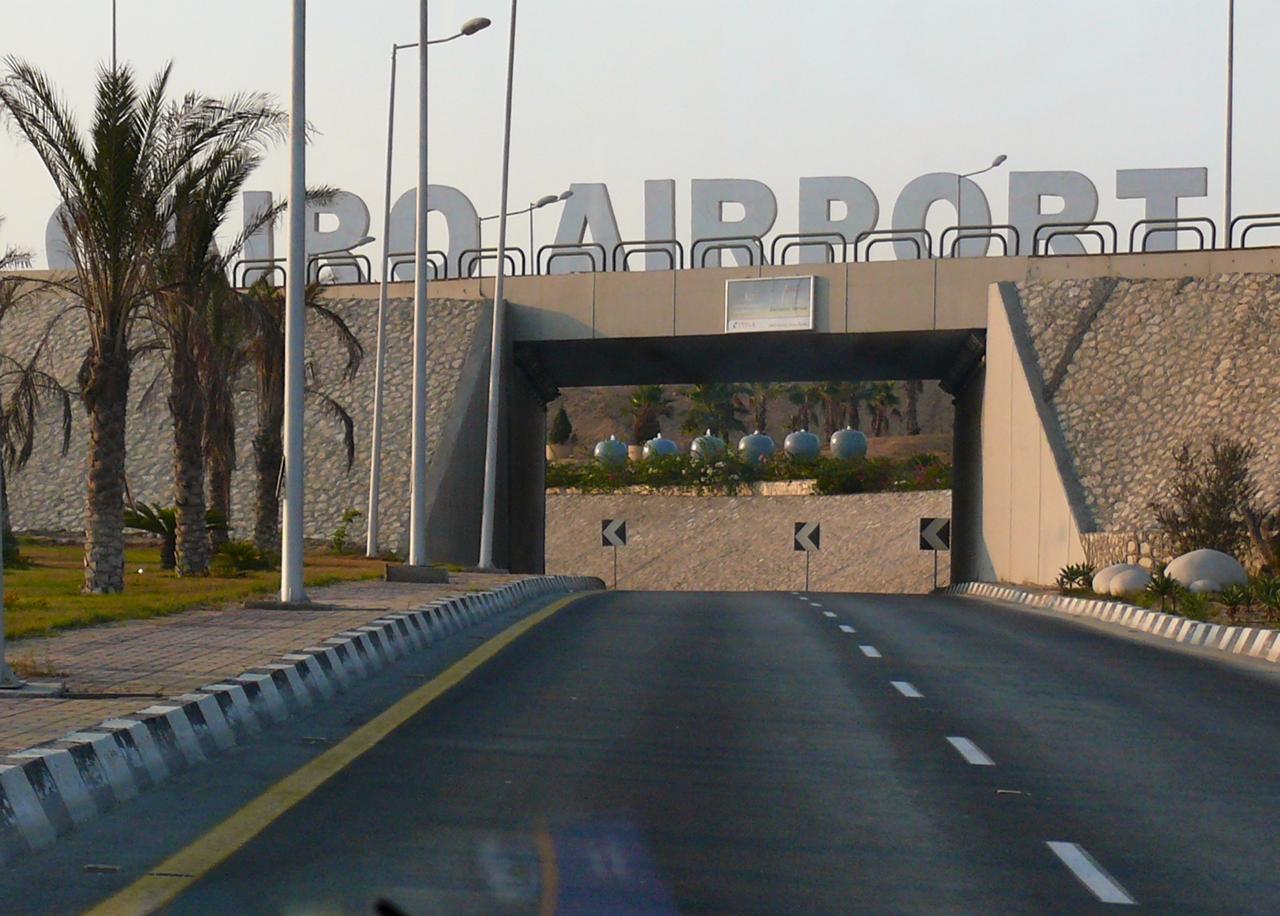 Египет отменит бумажные миграционные анкеты при въезде и выезде уже в этом месяце По словам министра гражданской авиации страны Самеха аль Хефни это произойдёт в конце января Начнут с Каира затем новацию распространят на Хургаду Шарм эль Шейх и прочие международные аэропорты Египта Обработка информации о прибывающих в страну гражданах равно как и покидающих её станет полностью автоматической данные будут считываться с паспортов и сверяться с базой погранслужбы и МВД То есть насколько можно судить по словам чиновника и цифровые карты прибытия отправления заполнять не понадобится Такая реформа является частью более широкой стратегии по цифровизации услуг в египетских аэропортах Параллельно идёт внедрение системы выдачи электронных виз по прибытии Она призвана заменить привычную вклейку марки в паспорт Известно что в Терминале 2 авиагавани Каира иностранные граждане уже могут оформить E Visa on Arrival в виде QR кода через киоски самообслуживания Пока проект работает в тестовом режиме После его завершения подобные терминалы появятся и в других воздушных пунктах пропуска а сам механизм станет штатным tripfarearea RU Подпишись