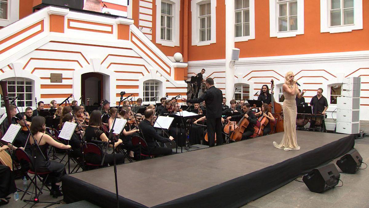 В Петропавловской крепости торжественно завершили летний сезон «Дворцов Санкт-Петербурга» В атриуме Петропавловской крепости состоялось торжественное закрытие летнего сезона «Дворцов Санкт-Петербурга». Легендарный фестиваль проходит в городе на Неве уже больше 30 лет. В программу заключительного вечера вошли самые популярные арии и номера из всемирно известных мюзиклов в исполнении актера музыкального театра, звезды российских мюзиклов Ивана Ожогина и яркой вокалистки Анастасии Вишневской в сопровождении симфонического оркестра. Музыкальный фестиваль открылся 25 мая и посвящен 80-летию Великой Победы и Году защитника Отечества. Концерты проходили на лучших площадках Санкт-Петербурга и его пригородов. В дворцовых залах прозвучала классическая музыка в исполнении известных музыкантов и солистов России и Италии, Испании, Японии, Армении и Казахстана.