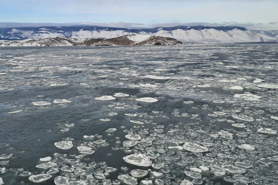 Паромная переправа на Ольхон завершит сезонную навигацию 30 декабря   С 30 декабря 2025 года прекращается работа паромной переправы Сахюрта Ольхон Решение принято в связи с неблагоприятной ледовой обстановкой вызванной сильными морозами и высокой ветро волновой нагрузкой Эти условия создают серьёзные риски повреждения как корпусов судов так и причальных сооружений В проливе Ольхонские ворота идёт намерзание льда Это не позволяет работать паромам Ежегодно они прекращают движение в конце декабря Главный приоритет безопасность людей отметил министр транспорта и дорожного хозяйства Иркутской области Максим Лобанов   С действующим расписанием движения паромов можно ознакомиться на сайте Восточно Сибирского речного пароходства После закрытия навигации автомобильное сообщение с материком будет возможно ориентировочно с середины февраля 2026 года когда состоится официальное открытие ледовой переправы по льду озера Байкал Подписывайтесь на Правительство Иркутской области в MAX