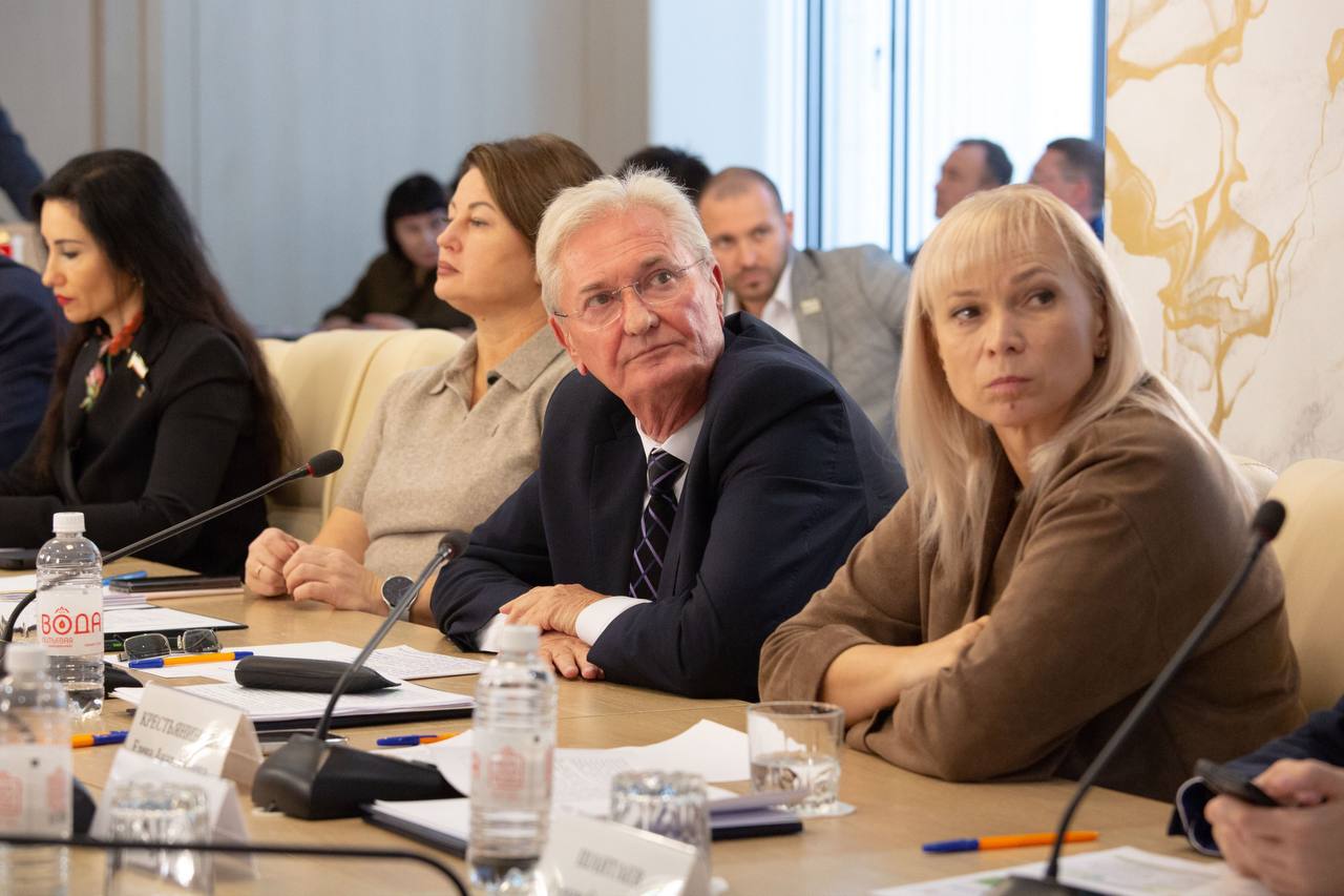 Владимир Константинов На заседании Президиума Государственного Совета РК заслушали информацию об итогах работы агропромышленного комплекса Крыма в 2025 году и задачах на 2026 год Сельское хозяйство одна из приоритетных отраслей в Крыму на его долю приходится 7 3 валового регионального продукта республики около 50 крымчан живут в сельских регионах К сожалению в связи с неблагоприятными погодными условиями сложившимися на полуострове в текущем году производство сельскохозяйственной продукции ожидается в объёме 67 9 млрд рублей что ниже результатов 2024 года Однако есть и положительные результаты К примеру благодаря господдержке на 387 6 га увеличена площадь орошаемых земель и введены в эксплуатацию 2092 5 га сельскохозяйственных угодий С начала года четырём предприятиям предоставлены субсидии на возмещение затрат на оборудование а общий объём финансирования АПК республики составил более 3 4 млрд рублей Эти средства направлены на развитие растениеводства и животноводства поддержку малых форм хозяйствования рыбной отрасли пищевой промышленности развитие сельских территорий Продолжается реализация инвестиционных проектов в сферах виноградарства и садоводства Одними из наиболее значимых объектов станут новые животноводческие комплексы в Раздольненском и Первомайском районах В 2026 году продолжится реализация мер поддержки сельхозтоваропроизводителей При благоприятных погодных условиях это позволит нарастить объёмы производства по всем категориям Константинов Крым Z