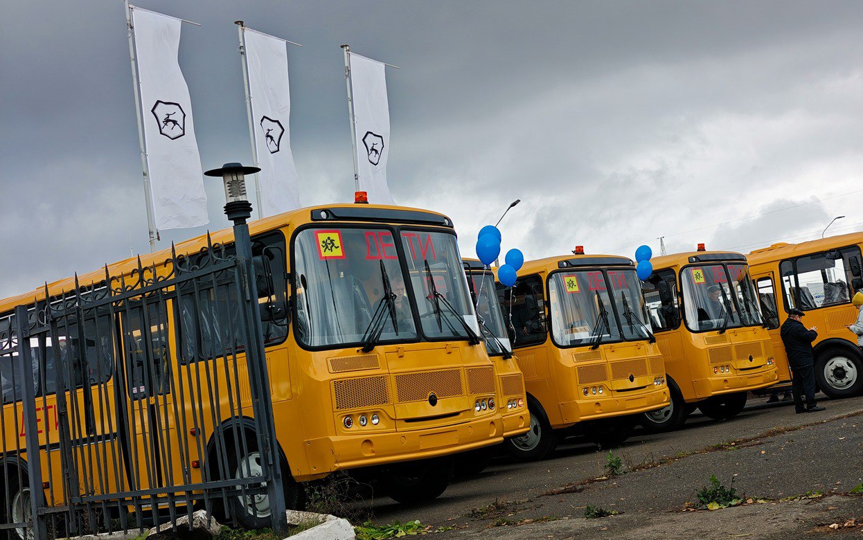 Автобусы в школы В Удмуртии школам передали 24 новых автобуса 17 ПАЗ 6 НАЗ и 1 УАЗ которые закупили за счет федерального бюджета Большинство из них заменят выработавший свой срок транспорт Техника оснащена тахографами для контроля режима труда и отдыха водителей навигационным оборудованием ГЛОНАСС для мониторинга движения в реальном времени системами экстренного оповещения ЭРА ГЛОНАСС и проблесковыми маячками 6 автобусов получили образовательные учреждения Завьяловского района 3 машины отправятся в Балезинский район по 2 в Алнашский и Шарканский а также в Можгу по 1 Глазов и Ижевск Каракулинский Кезский Вавожский Игринский Сарапульский Увинский и Як Бодьинский районы Фото пресс служба Главы и правительства Удмуртии izhlife ru Удмуртия Ижевск