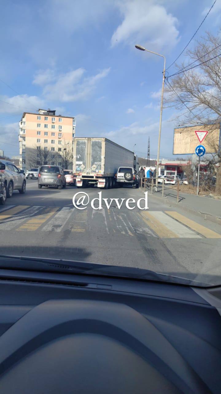 Две похожие аварии произошли во Владивостоке    Дорога по Выселковой на Вторую речку полностью заблокирована из-за аварии, произошедшей перед поворотом на Снеговую Падь.    Легковой автомобиль столкнулся с грузовиком, и теперь никто не может проехать. Ранее водители могли объехать аварию по встречной полосе, но теперь там установлены сплошные барьеры.   Также сегодня произошла похожая авария в районе кольца Запорожской, но там у водителей есть больше вариантов объезда.