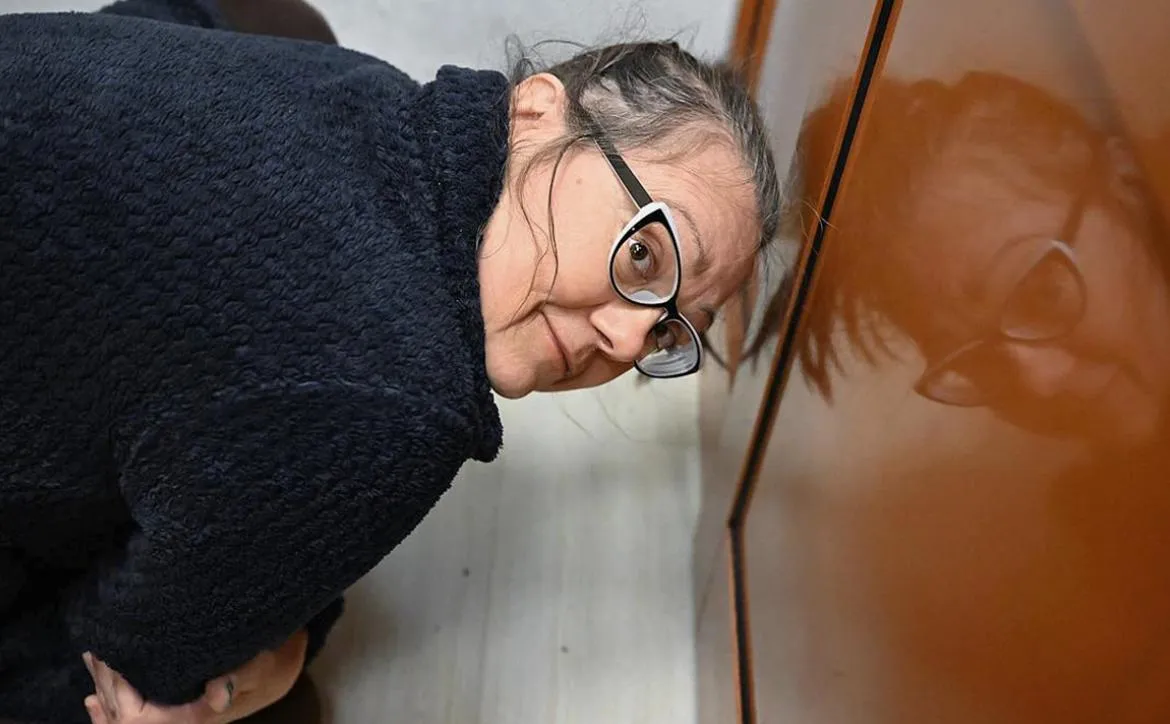 Бывшую сотрудницу кадетского корпуса осудили на 19 лет Приговор по делу о вовлечении несовершеннолетнего в запрещённую организацию Александре Житенко вынес 2 й Западный окружной военный суд С неё также взыщут штраф в размере 800 тысяч рублей По версии следствия женщина пропагандировала деятельность запрещённой и признанной террористической организации Легион Свобода России а также вовлекала в её ряды одного из кадетов предоставляя ему специализированную литературу в том числе по развитию навыков конспирации изготовлению тайников и разведке местности Сама подсудимая вину не признала Адвокат намерена обжаловать приговор Легион Свобода России организация признанная в России террористической Подписаться на Говорит Москва Telegram VK МАКС