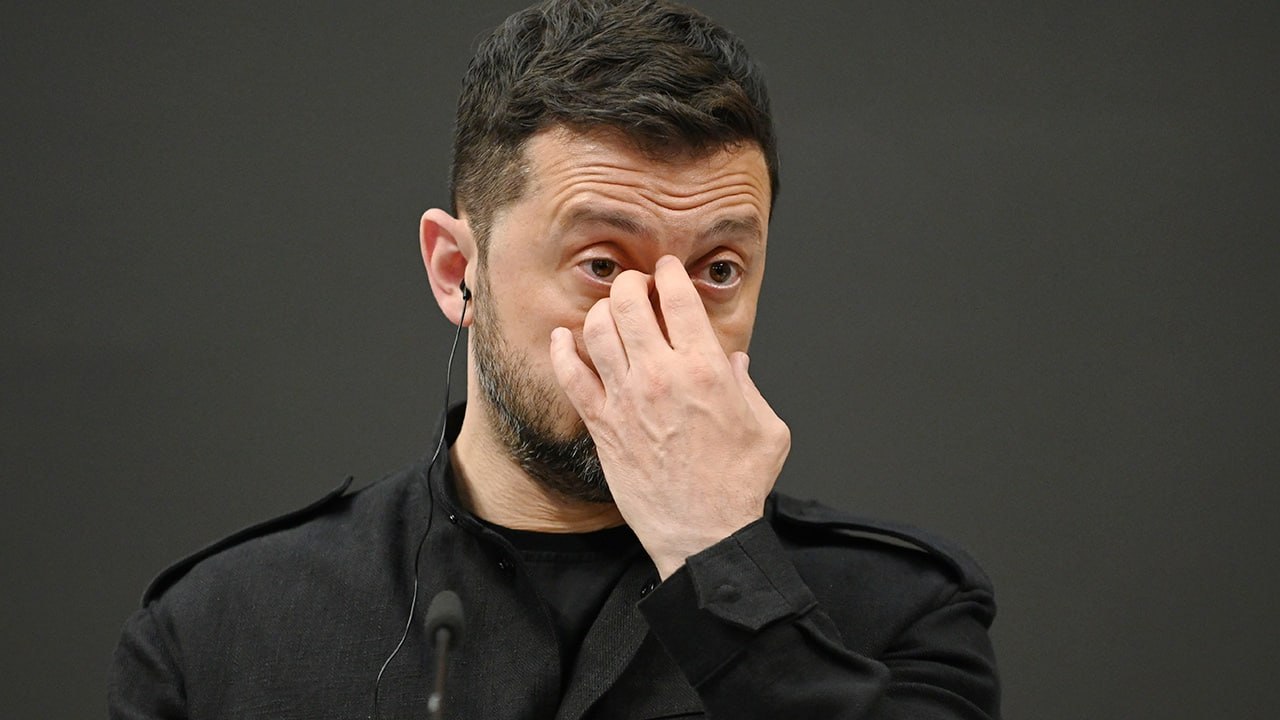 Глава САП Александр Клименко в интервью заявил, что несмотря на значительные инвестиции США в работу НАБУ, интерес Вашингтона к этой структуре снизился, что привело к увеличению давления на неё. Клименко подчеркнул, что даже при возобновлении работы НАБУ и САП, политическое давление на эти органы продолжится. Основная цель властей, по его словам, заключается в контроле над всеми расследованиями для защиты определённых лиц от уголовной ответственности. Клименко также сообщил, что из-за давления киевской верхушки один из детективов НАБУ отказался вести расследование деликатного дела, опасаясь за свою безопасность. Информаторы также отступили, боясь раскрытия своих личностей. По словам депутата Рады Артема Дмитрука, недавно в Киеве прошли митинги с участием около пяти тысяч человек, протестующих против ограничения полномочий антикоррупционных органов. Сегодня должен состояться рассмотрение закона о полномочиях НАБУ и САП.