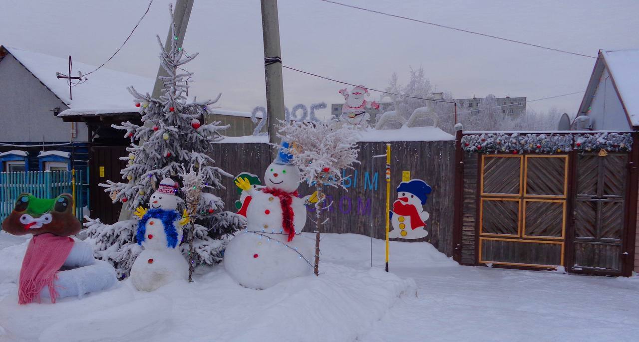 Омичи создают новогоднее настроение на улицах Омска.  Мэр Омска Сергей Шелест поблагодарил омичей, создающих новогоднее настроение в своих дворах, микрорайонах и на улицах.     "Год от года праздничных локаций становится больше. Это очень хорошо, в первую очередь, для нашего подрастающего поколения: дружба с соседями, общие мероприятия, неравнодушие к месту, где ты живешь — всё это важная часть нашего культурного кода", - поделился глава города.  А вы украшаете свой двор?   - даа, создаем атмосферу вокруг заранее;    - только созерцаем красоту, но очень радуемся.   : тг-канал  мэра Омска Сергея Шелеста. Подписаться Написать в редакцию