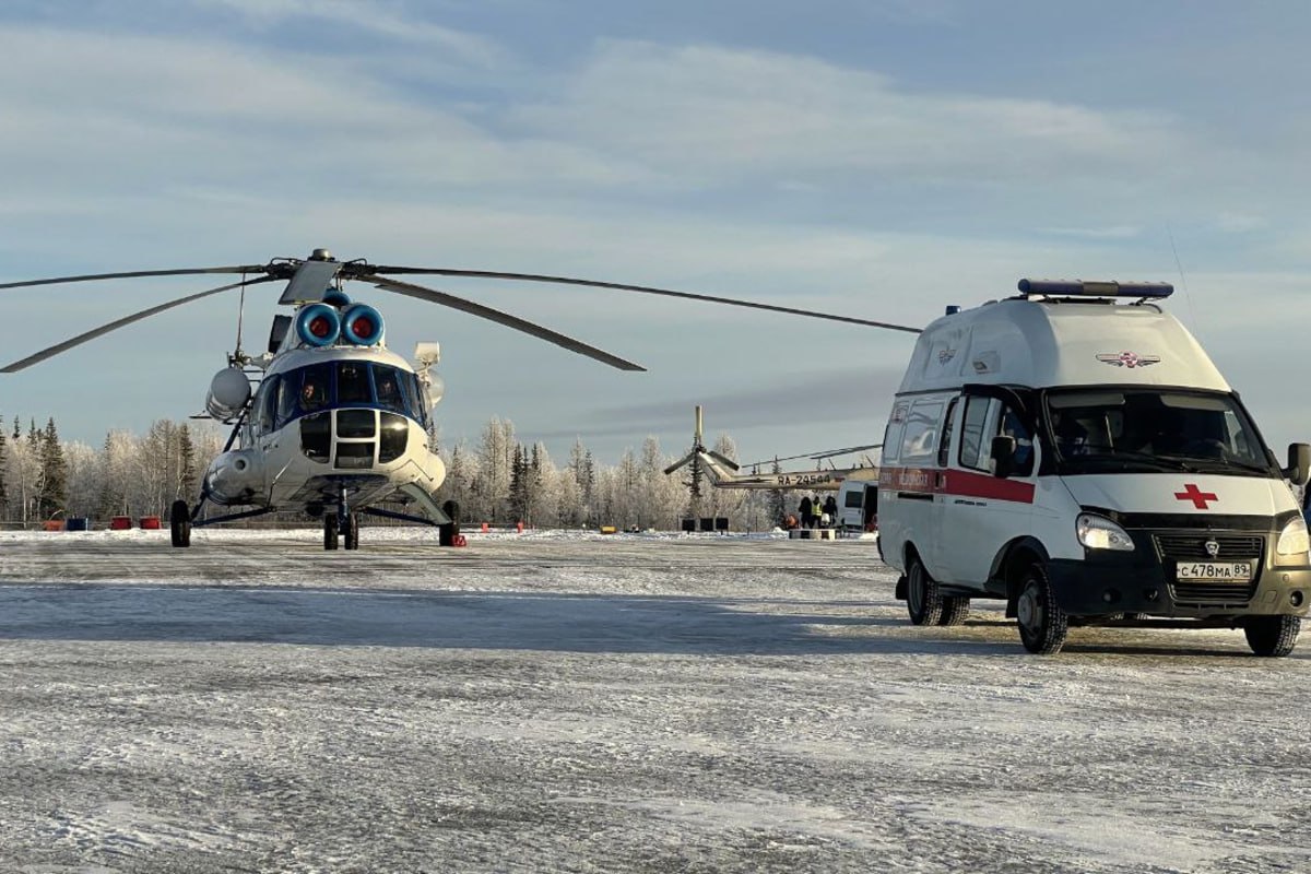 Президент Владимир Путин подписал Стратегию развития здравоохранения в Российской Федерации на период до 2030 года где отдельный пункт развитие санитарной авиации производство вертолётов и самолётов с медмодулями для экстренной помощи Производством медавиации займется Ростех Санитарная авиация критически важна для Арктики и северных регионов где бездорожье леса и огромные расстояния делают наземный транспорт невозможным В республиках Коми Архангельской области и других северных территориях она базируется в ключевых поселениях обеспечивая до 400 вылетов ежегодно и спасая жизни в отдалённых поселениях для 90 тысяч жителей За годы работы санавиация спасла свыше 54 тысяч пациентов включая более 7 тысяч детей с охватом более 50 регионов включая Чукотку и Камчатку На Севере она доставляет нуждающихся в медпомощи работников отдаленных промышленных объектов и жителей к больницам соблюдая золотой час реанимации на борту вертолётов с медмодулями До 2030 года запланировано не менее 115 5 тыс эвакуаций ежегодно с производством новых вертолётов Ростехом и расширением баз на Севере для доставки пациентов за 2 часа Взаимодействие с МЧС и ГИБДД усилит помощь в лесах на островах и в горах разгружая региональные больницы